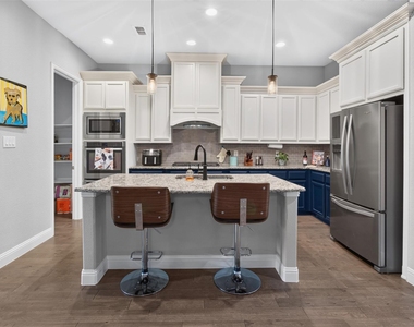 6820 Westbury Drive - Photo Thumbnail 2