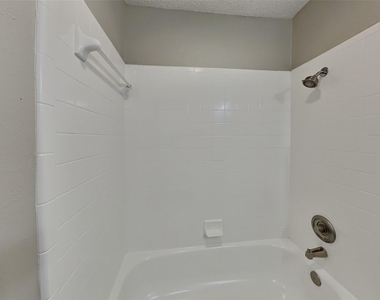 621 Meadowview Drive - Photo Thumbnail 9