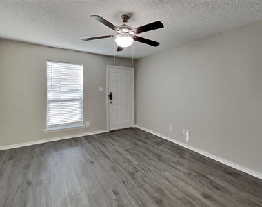 621 Meadowview Drive - Photo Thumbnail 4