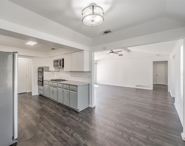 5812 Regatta Circle - Photo Thumbnail 12