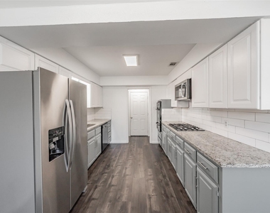 5812 Regatta Circle - Photo Thumbnail 14