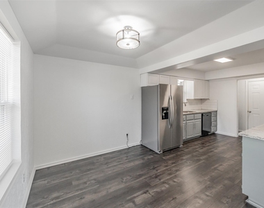 5812 Regatta Circle - Photo Thumbnail 11