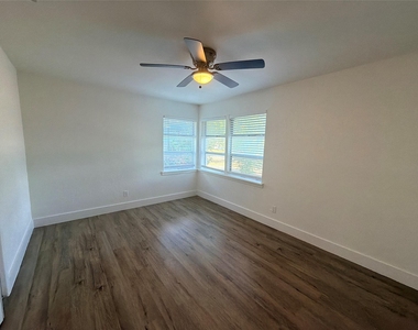 2309 Ballycastle Drive - Photo Thumbnail 9