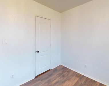 1815 Shanna Drive - Photo Thumbnail 11