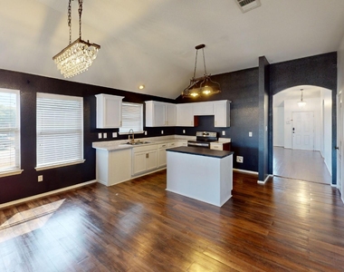 1815 Shanna Drive - Photo Thumbnail 4