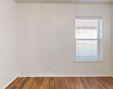 1815 Shanna Drive - Photo Thumbnail 12