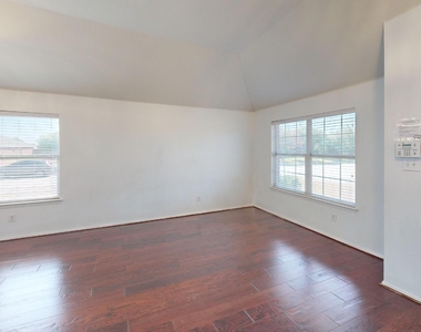 1815 Shanna Drive - Photo Thumbnail 9