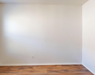 1815 Shanna Drive - Photo Thumbnail 15