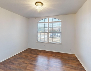 1815 Shanna Drive - Photo Thumbnail 17