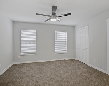 324 W Munson Street - Photo Thumbnail 4
