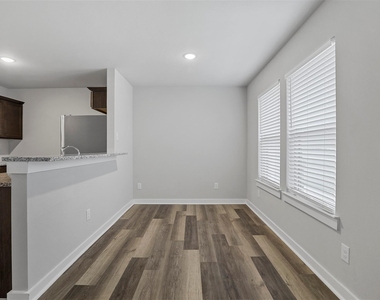 324 W Munson Street - Photo Thumbnail 3