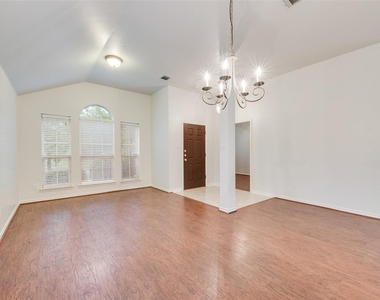 2760 Beacon Hill Drive - Photo Thumbnail 4