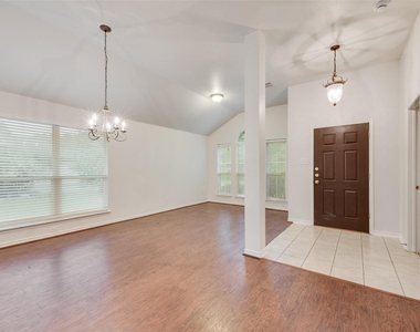 2760 Beacon Hill Drive - Photo Thumbnail 3