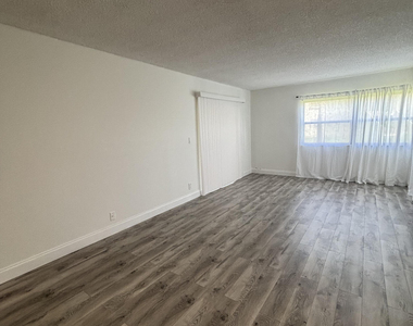 220 Lakeview Drive - Photo Thumbnail 2