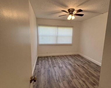220 Lakeview Drive - Photo Thumbnail 13