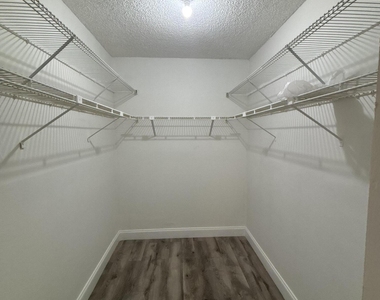 220 Lakeview Drive - Photo Thumbnail 22