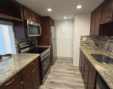 220 Lakeview Drive - Photo Thumbnail 4