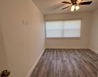 220 Lakeview Drive - Photo Thumbnail 14