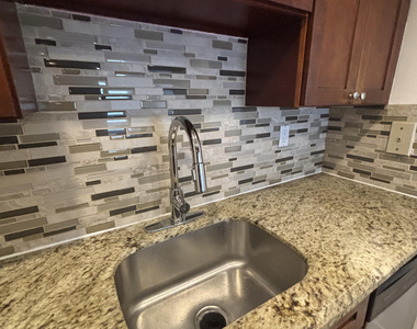 220 Lakeview Drive - Photo Thumbnail 6
