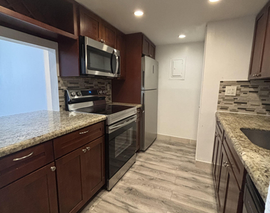 220 Lakeview Drive - Photo Thumbnail 3