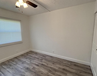 220 Lakeview Drive - Photo Thumbnail 16