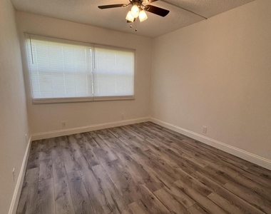 220 Lakeview Drive - Photo Thumbnail 18