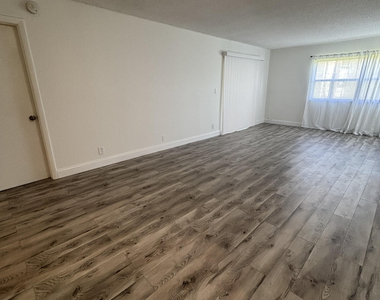 220 Lakeview Drive - Photo Thumbnail 1