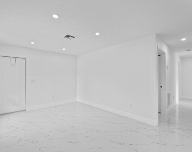 616 S Pine Street - Photo Thumbnail 3