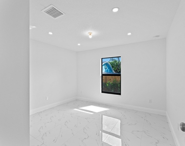 616 S Pine Street - Photo Thumbnail 9
