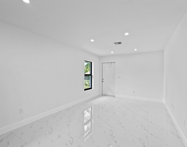 616 S Pine Street - Photo Thumbnail 2