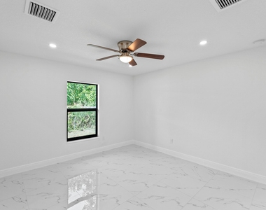 616 S Pine Street - Photo Thumbnail 11