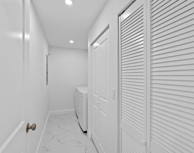 616 S Pine Street - Photo Thumbnail 6