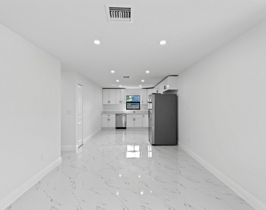 616 S Pine Street - Photo Thumbnail 4