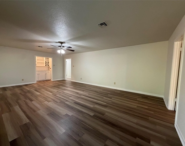6203 Circo Drive - Photo Thumbnail 12