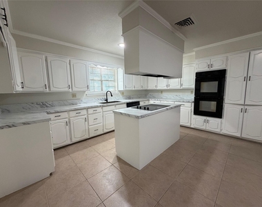 6203 Circo Drive - Photo Thumbnail 5