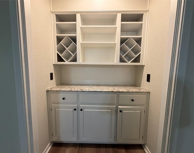 6203 Circo Drive - Photo Thumbnail 13