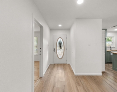 3514 Kings Circle - Photo Thumbnail 4