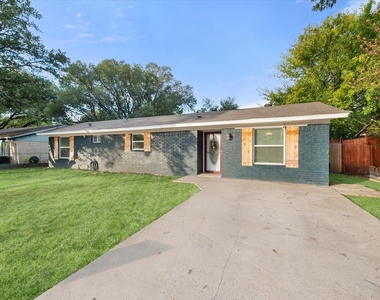 3514 Kings Circle - Photo Thumbnail 3