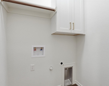 5718 Barkridge Drive - Photo Thumbnail 13