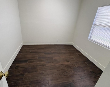 445 Maddock Street - Photo Thumbnail 4