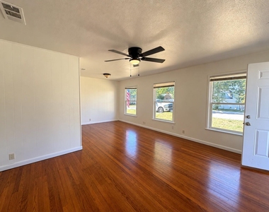 701 Largent - Photo Thumbnail 2