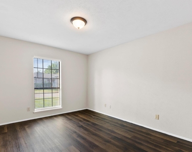 1129 Lombardy Drive - Photo Thumbnail 9