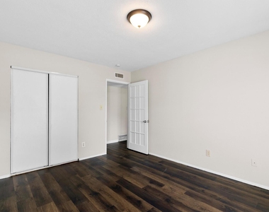 1129 Lombardy Drive - Photo Thumbnail 10