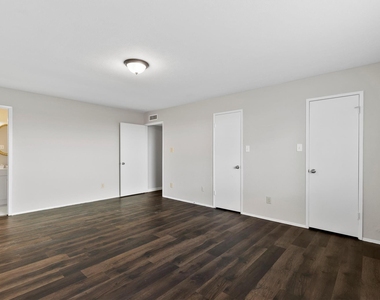 1129 Lombardy Drive - Photo Thumbnail 13