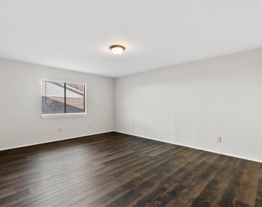 1129 Lombardy Drive - Photo Thumbnail 12