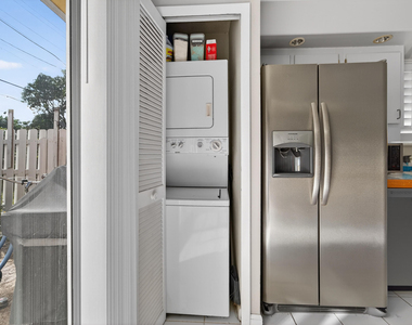 141 E Riverside Drive - Photo Thumbnail 7