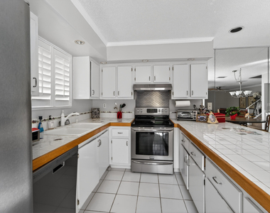 141 E Riverside Drive - Photo Thumbnail 5