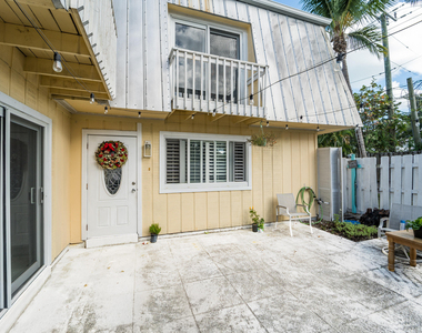 141 E Riverside Drive - Photo Thumbnail 25