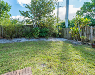 141 E Riverside Drive - Photo Thumbnail 32