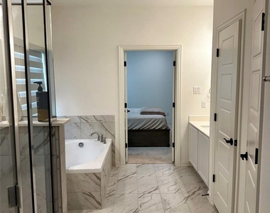 1212 Rosebay Drive - Photo Thumbnail 12